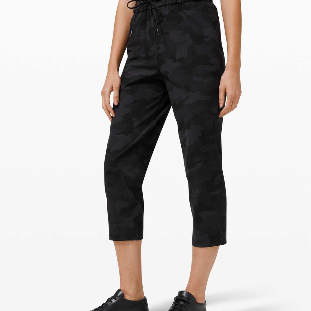 Lululemon Stretch High Rise Crop, 16 in Grey Camo stretch drawstring pants